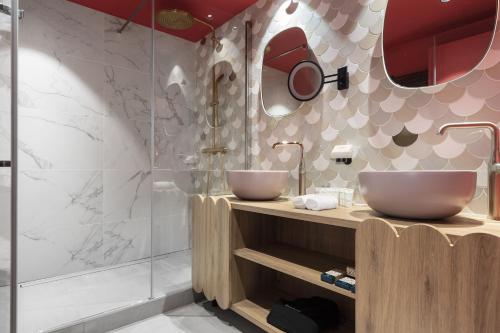 a bathroom with two sinks and a shower at Black Bass Hotel in Sévrier