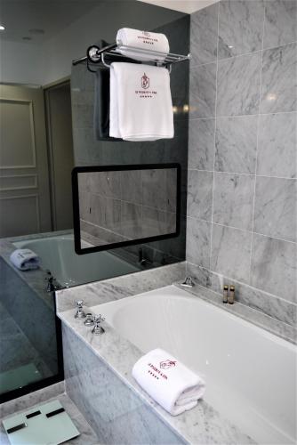 Un baño de Le Phébus & Spa – Relais & Châteaux