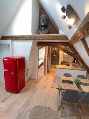 - un salon avec un réfrigérateur rouge et une table dans l'établissement Beauty & The Beast - Old Town Cosy Apartments, à Colmar