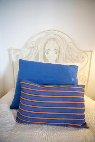 a blue pillow sitting on top of a bed at Casas da Lagariça in Sortelha