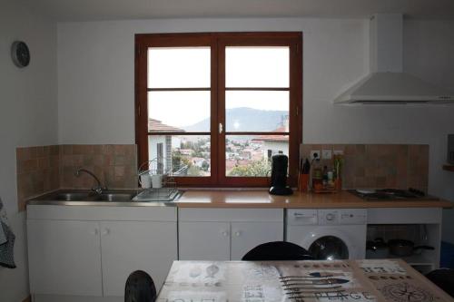 een keuken met een wastafel en een raam bij Appartement au calme à Hendaye in Hendaye