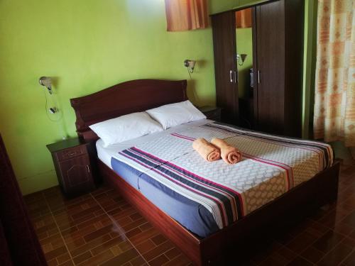 ein Schlafzimmer mit einem Bett mit zwei Handtüchern darauf in der Unterkunft Hebergement Vue Sur Mer in Rodrigues Island
