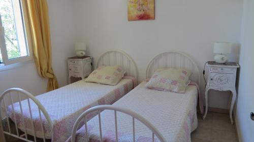 2 camas individuales en una habitación con ventana en Gite Mas du Cigalon en Mirabel-aux-Baronnies