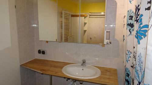 Bilik mandi di Luna Apartments