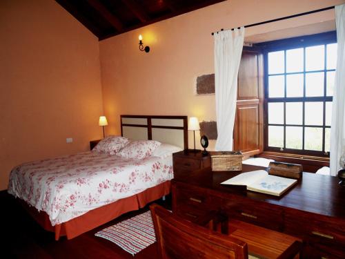 巴爾韋德的住宿－格蘭德拉戈度假屋，一间卧室配有书桌、床和书桌、四柱床。