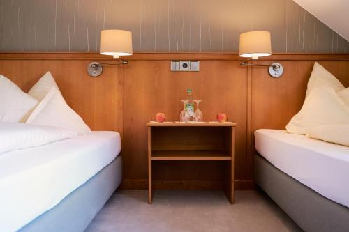 ハルベルクモースにあるHotel Alter Wirtのベッド2台(テーブル付)