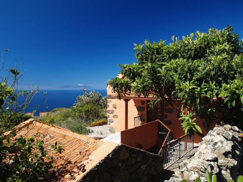 una casa en una colina con vistas al océano en Gran Drago, en Valverde