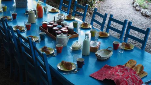 ein blauer Tisch mit Essen und Brot drauf in der Unterkunft Maison du Parc in Saint-Chinian