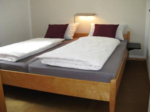 2 camas individuales en una habitación con lámpara en Thaller Edeltraud, en Taching am See