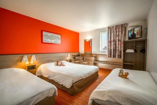 Cette chambre d'hôtel comprend 2 lits et un mur orange. dans l'établissement Ace Hotel Noyelles, à Noyelles-Godault