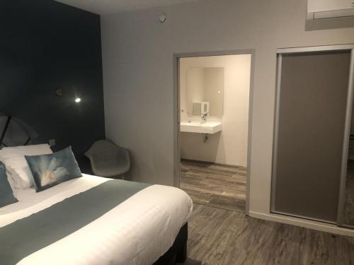 Ένα ή περισσότερα κρεβάτια σε δωμάτιο στο Hôtel du Lion d'Or