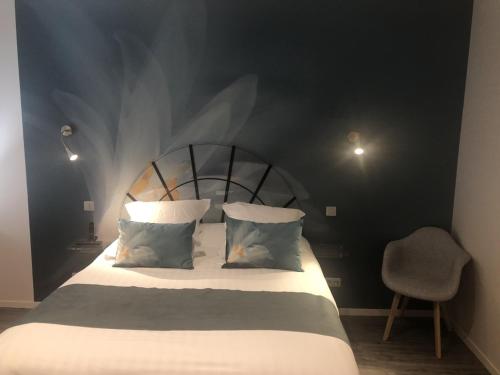 Ένα ή περισσότερα κρεβάτια σε δωμάτιο στο Hôtel du Lion d'Or