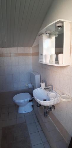 Bilik mandi di House Loft by Kiki's Villa with unlimited Volos and Pelion View