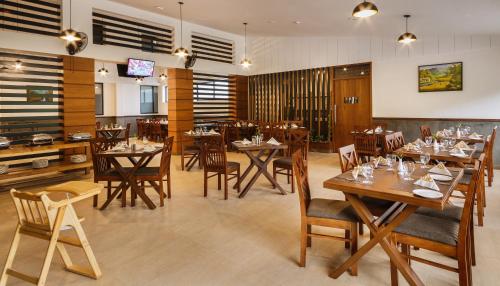 The Sanihara في فيثايراي: غرفة طعام مع طاولات وكراسي خشبية