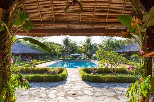 a view of the pool at the resort at Corail Noir Hotel in Ambaro