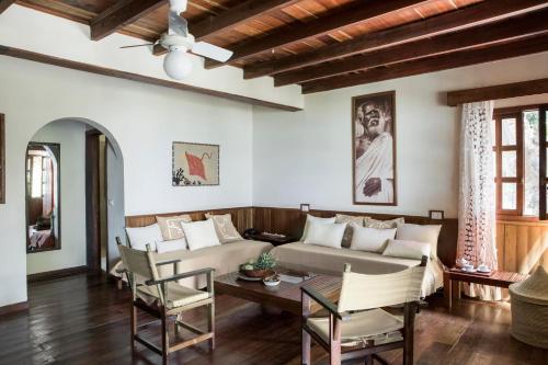 a living room with a couch and a table at Corail Noir Hotel in Ambaro