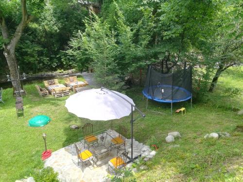an aerial view of a backyard with an umbrella and a trampoline at Villa Bulgarka in Divchovoto