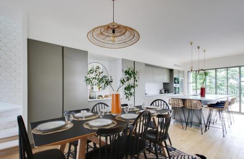 - une salle à manger et une cuisine avec une table et des chaises dans l'établissement Entre Deux Mers by Cocoonr, à Dinard