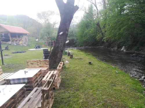 a tree growing out of a fence next to a river at Villa Bulgarka in Divchovoto