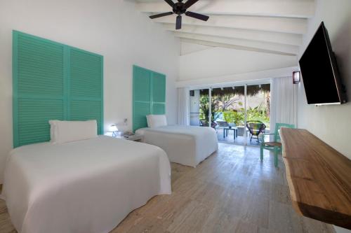 Viva V Samana by Wyndham, A Trademark Adults All Inclusiveにあるベッド