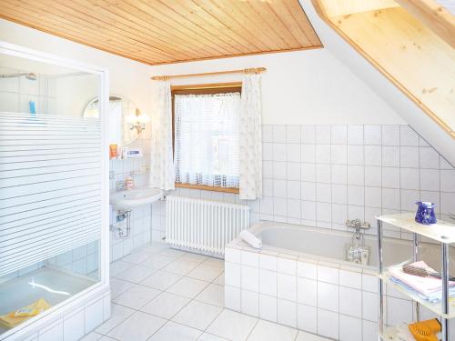 een badkamer met een bad en een wastafel bij Ferienwohnung Haus Barbara in Bräunlingen