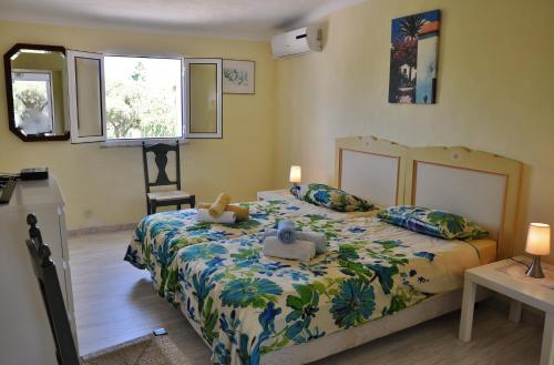 um quarto com uma cama com dois bichos de peluche em Apartment Konstantin em Carvoeiro