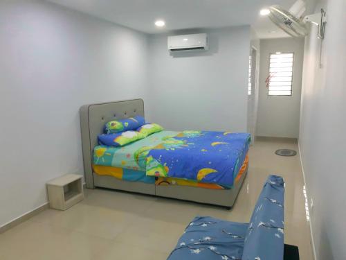 a bedroom with a bed in a room at BBT Double Storey Balcony Bukit Tinggi Home in Klang