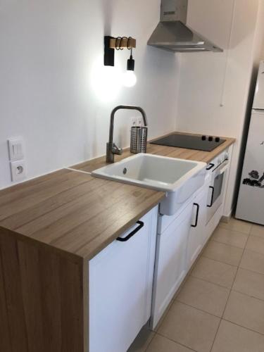 uma cozinha com um lavatório e uma bancada em Coccon 1 By Dream Apartments em Serris