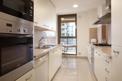 
Een keuken of kitchenette bij Akira Flats Diagonal Mar Apartments
