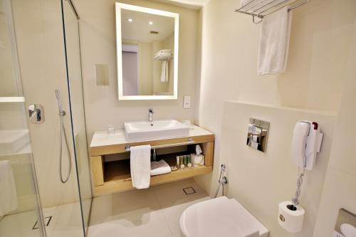 Un baño de AlQasr Metropole Hotel