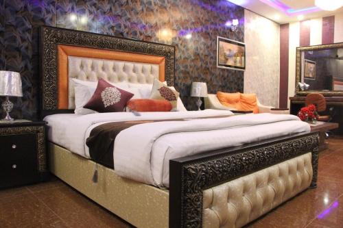 a bedroom with a large bed in a room at Hotel The Leschanze in Lahore