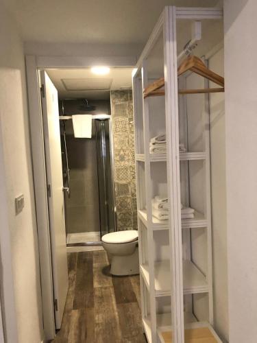 Et badeværelse på hostal olozaga