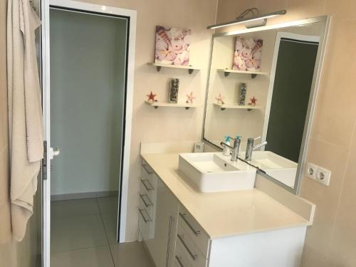 科拉雷侯Vivienda Vacacional Casa Lina的带水槽和镜子的浴室