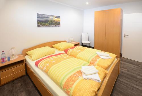 a bedroom with a bed and a desk with towels on it at Ferienwohnung Villa AusZeit in Königstein an der Elbe