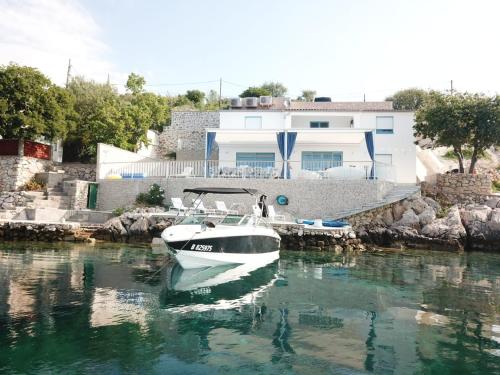 Villa Beline direct aan zee, verwarmd zwembad en sauna