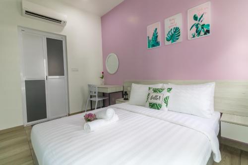 塞貝維的住宿－Kenwingston Square Garden By IdealHub，卧室配有一张白色的大床和一张桌子