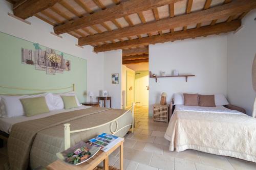 A bed or beds in a room at Le Maraclà Country House