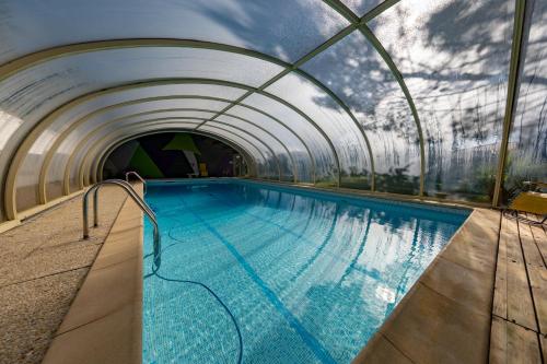une piscine intérieure avec un plafond voûté dans l'établissement Le Cabestan, à La Jarne