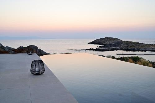 Kavos Hotel & Suites