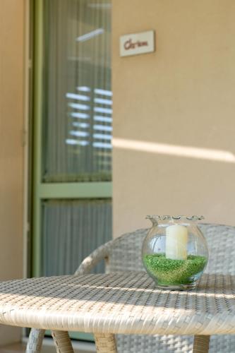 a glass bowl with a candle sitting on a table at Le Maraclà Country House in Iesi