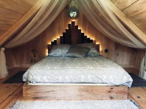 een slaapkamer met een bed in een tent bij La cabane du pêcheur in Montcuq