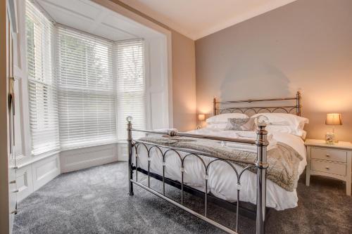1 dormitorio con cama y ventana en Central Park Place, en Whitby