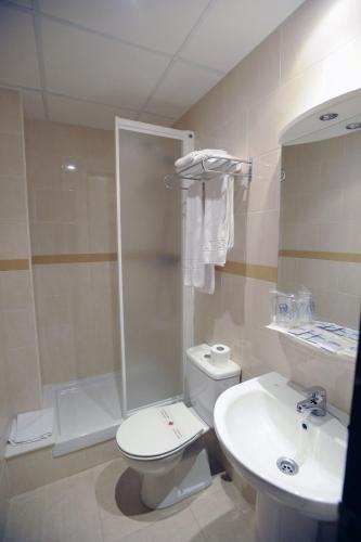 Bilik mandi di Hostal Can Marinés