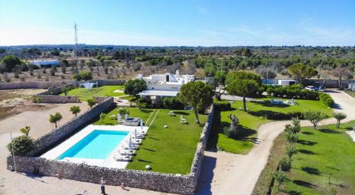 una vista aérea de una villa con piscina en Masseria Li Capperi, en Alezio
