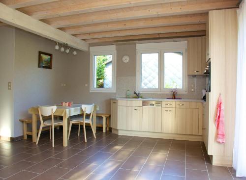 cocina y comedor con mesa y sillas en Gîte Plein Sud, en Metzeral