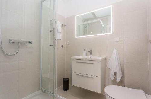 uma casa de banho com um WC, um lavatório e um chuveiro em Apartment Papillon em Split