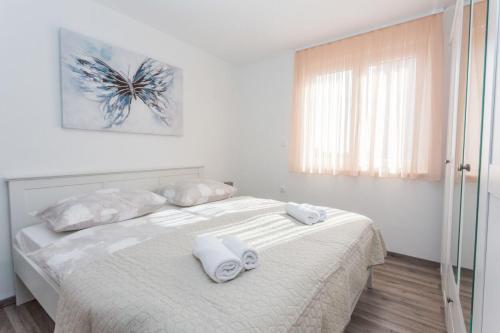 um quarto com uma cama com duas toalhas em Apartment Papillon em Split
