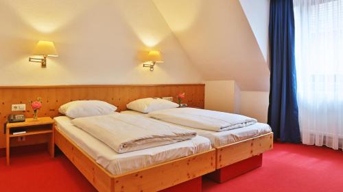ein Schlafzimmer mit einem großen Holzbett in einem Zimmer in der Unterkunft Hotel Restaurant Krokodil in Heidelberg