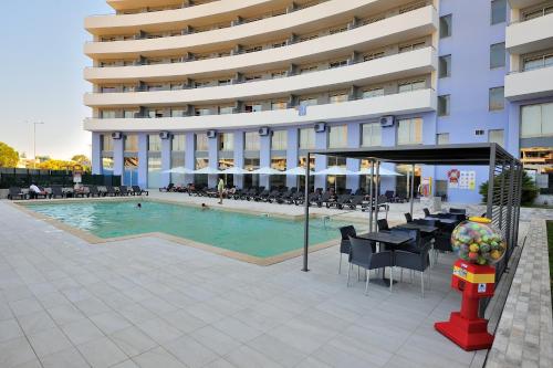 The swimming pool at or close to Oceano Atlantico Apartamentos Turisticos