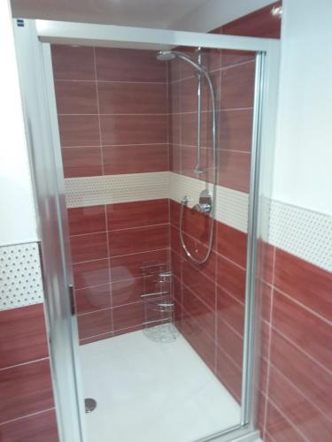 La salle de bains est pourvue d'une douche avec une porte en verre. dans l'établissement imperatrice, à Sanremo